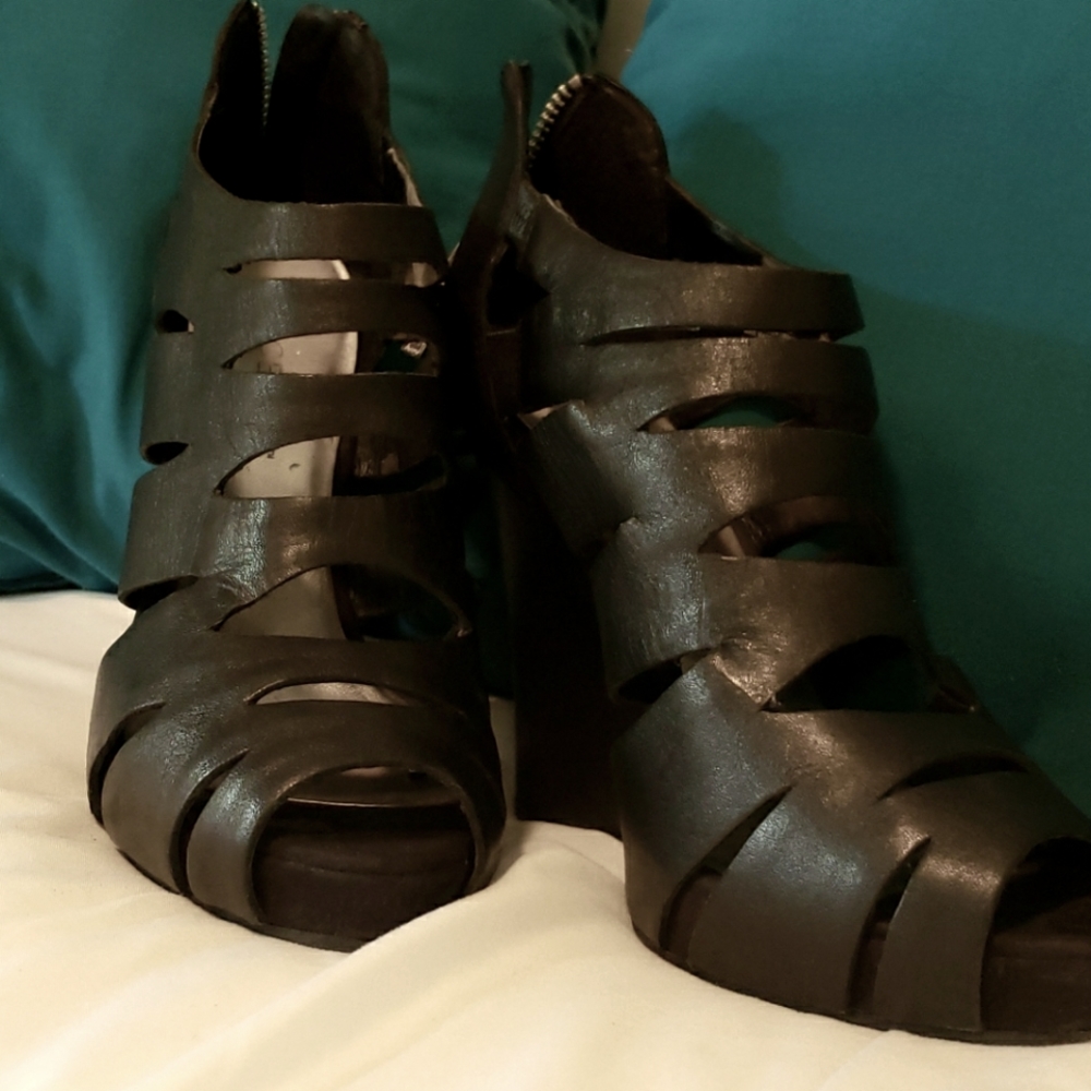 BCBG Girls platform sandal black size 6.5